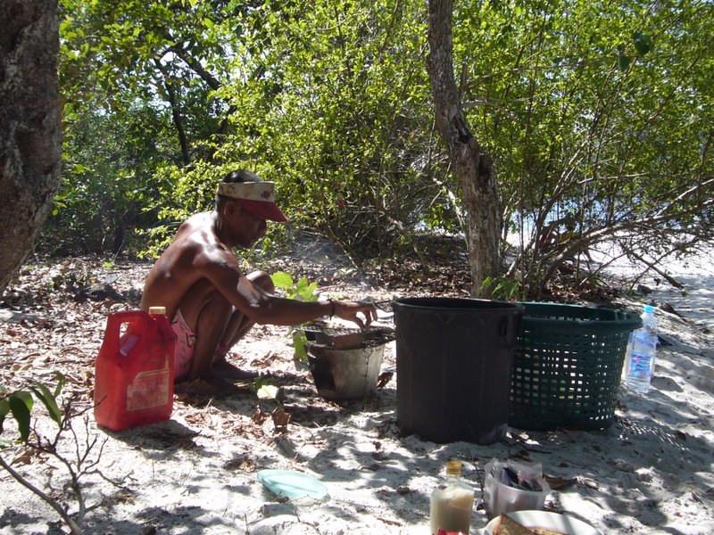 The fish we caught two hours ago is barbequed on the beach.